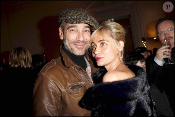 Emmanuelle Béart et Jean-Marc Barr à l'occasion du Bal de la Truffe, organisé par la maison Lancel à l'Hôtel Salomon de Rotschild, à Paris, le 8 novembre 2010.
