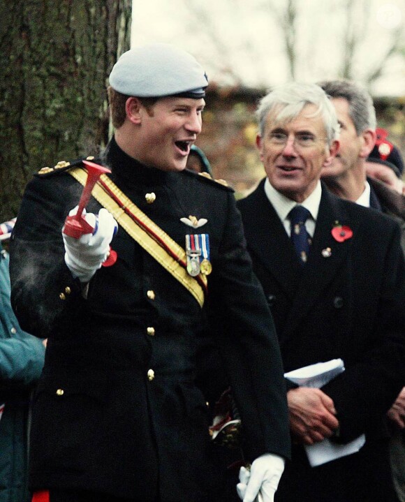 Le prince Harry inaugurait le 8 novembre 2010 un mémorial en hommage aux soldats britanniques tombés en Afghanistan, à Lydiard Park. Bouleversé en rendant hommage à un ami, il a en revanche éclaté de rire lorsque son klaxon a raté son effet !