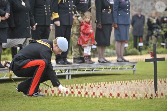 Le prince Harry inaugurait le 8 novembre 2010 un mémorial en hommage aux soldats britanniques tombés en Afghanistan, à Lydiard Park. Bouleversé en rendant hommage à un ami, il a en revanche éclaté de rire lorsque son klaxon a raté son effet !