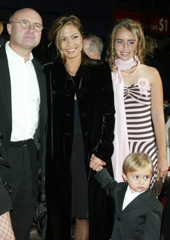 Phil Collins, abattu par l'échec de son troisième mariage avec Orianne Cevey, a envisagé le suicide... Photo : en 2003, avec Orianne, Lily et Nicholas.