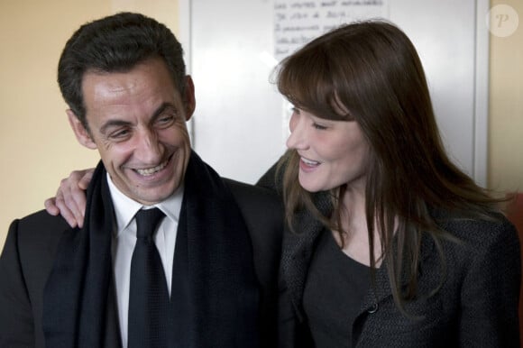 Nicolas Sarkozy et Carla Bruni dans un hôpital de Saint-Denis en décembre 2008