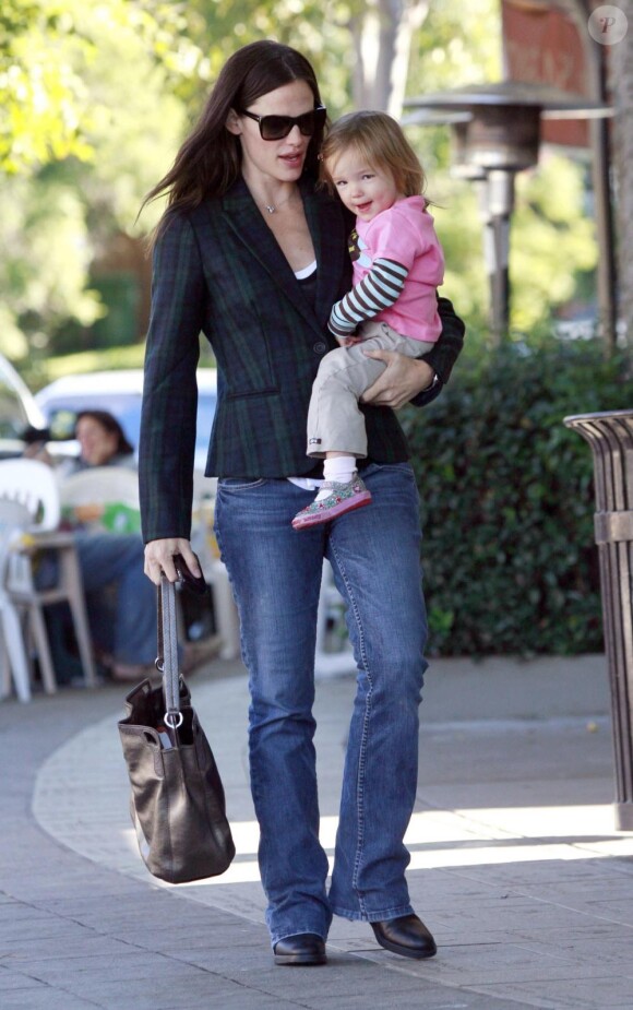 Jennifer Garner et sa fille Seraphina partent petit-déjeuner (Los Angeles, 12 novembre 2010). Ici avec le dernier modèle Marcello de Cartier.