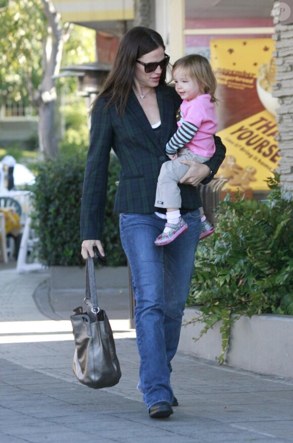 Jennifer Garner (avec le sac Marcello de Cartier) et sa fille Seraphina partent petit-déjeuner (Los Angeles, 12 novembre 2010)