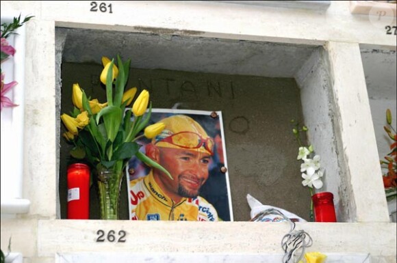 Un des maillots jaunes de Marco Pantani, mort en 2004 à l'âge de 34 ans, a été volé en novembre 2010.