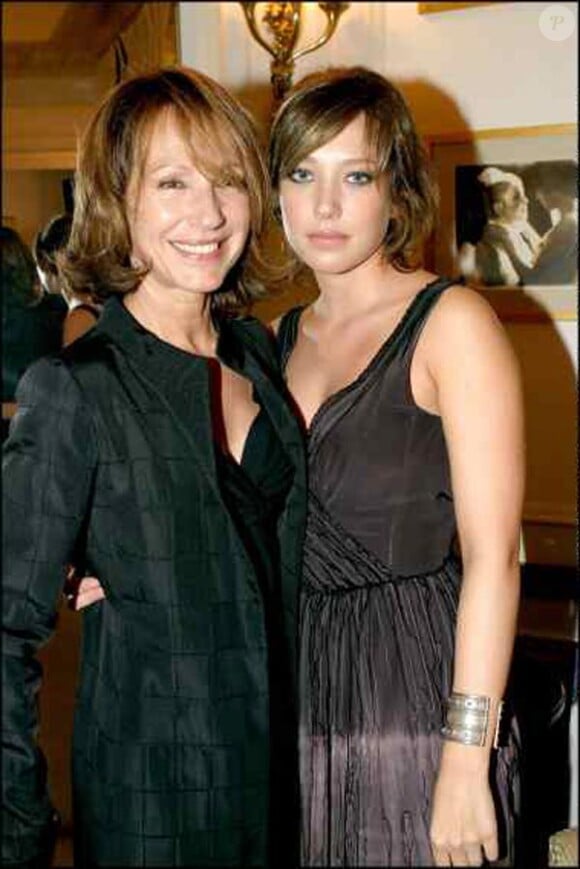 La ravissante Laura Smet, ici avec sa maman Nathalie Baye, fête ses 27 ans le 15 mars 2010.
