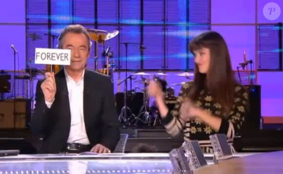 Charlotte Le Bon a réussi à faire rire Jay Kay de Jamiroquai lors du Grand Journal de Canal+ du 15 novembre 2010, avec un étonnant numéro de karaoké.