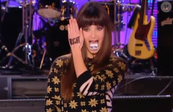 Charlotte Le Bon a réussi à faire rire Jay Kay de Jamiroquai lors du Grand Journal de Canal+ du 15 novembre 2010, avec un étonnant numéro de karaoké.