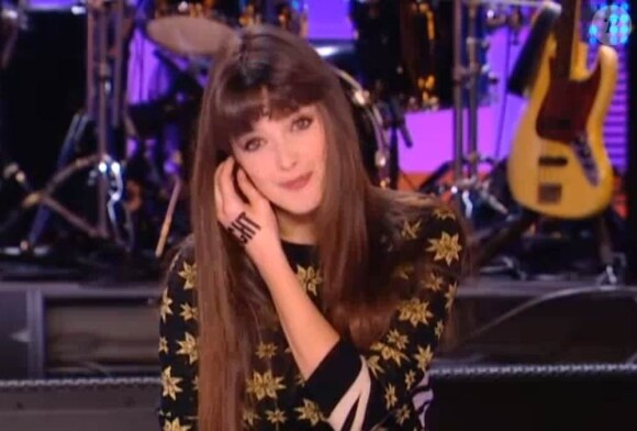 Charlotte Le Bon a réussi à faire rire Jay Kay de Jamiroquai lors du Grand Journal de Canal+ du 15 novembre 2010, avec un étonnant numéro de karaoké.