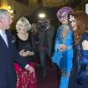 Le prince Charles et Camilla Parker Bowles rencontrent Barry Humphries dans son déguisement de Dame Edna Everidge et Paloma Faith lors du gala du prince Trust Rock au Royal Albert Hall à Londres le 17 novembre 2010