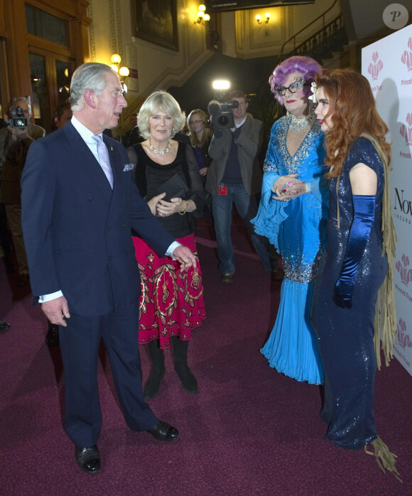 Le prince Charles et Camilla Parker Bowles rencontrent Barry Humphries dans son déguisement de Dame Edna Everidge et Paloma Faith lors du gala du prince Trust Rock au Royal Albert Hall à Londres le 17 novembre 2010