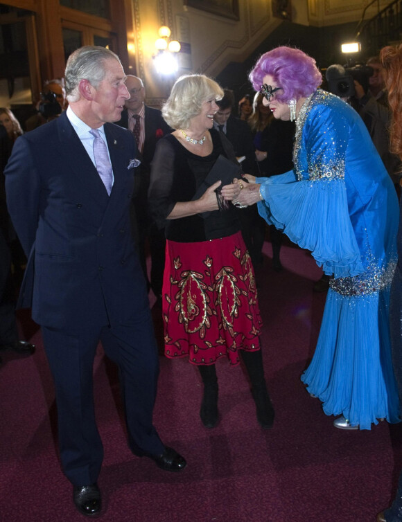 Le prince Charles et Camilla Parker Bowles rencontrent Barry Humphries dans son déguisement de Dame Edna Everidge lors du gala du prince Trust Rock au Royal Albert Hall à Londres le 17 novembre 2010