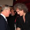 Le prince Charles rencontre Brian May lors du gala du prince Trust Rock au Royal Albert Hall à Londres le 17 novembre 2010