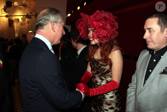 Le prince Charles rencontre Paloma Faith lors du gala du prince Trust Rock au Royal Albert Hall à Londres le 17 novembre 2010