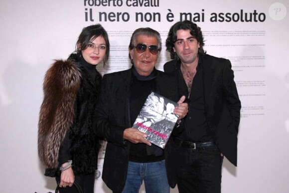 Inauguration de l'exposition de photos de Roberto Cavalli, le 17 novembre 2010 à Milan. Ici avec Rachele Cavalli et de son mari Jospeh Danilo Jacoviello