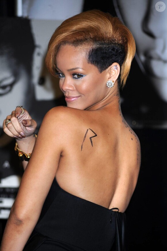 Quant à Rihanna, elle a opté pour la première lettre de son prénom.