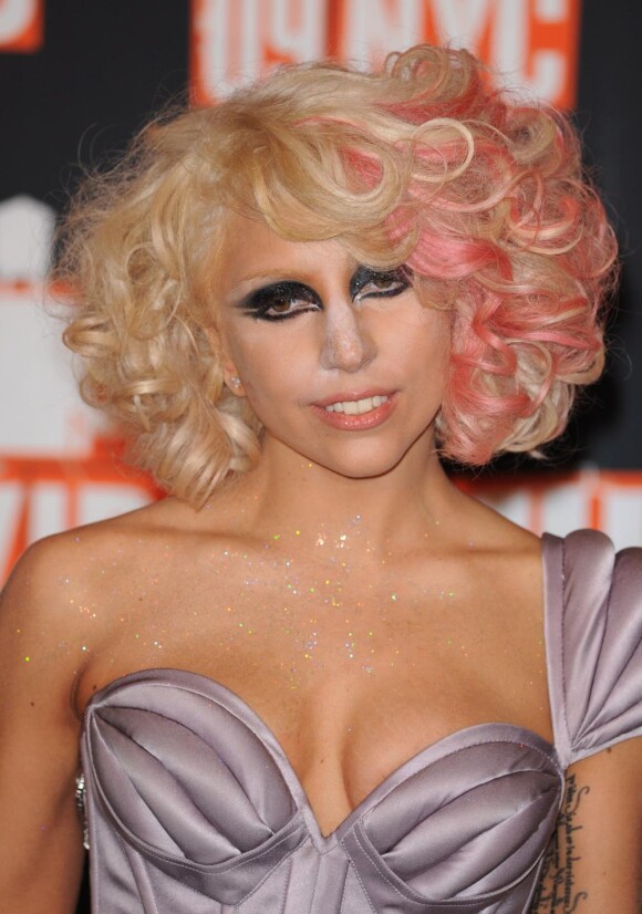 Paillettes, yeux charbonneux et visage poudré, Lady Gaga n'a peur de rien.