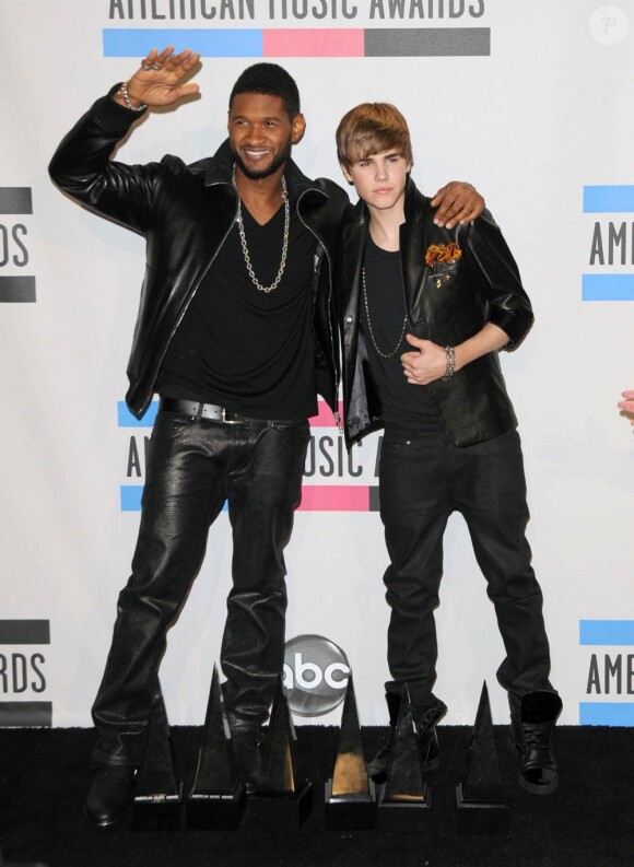 Usher et Justin Bieber à l'occasion des American Music Awards 2010, au Nokia Theatre de Los Angeles, le 21 novembre 2010.