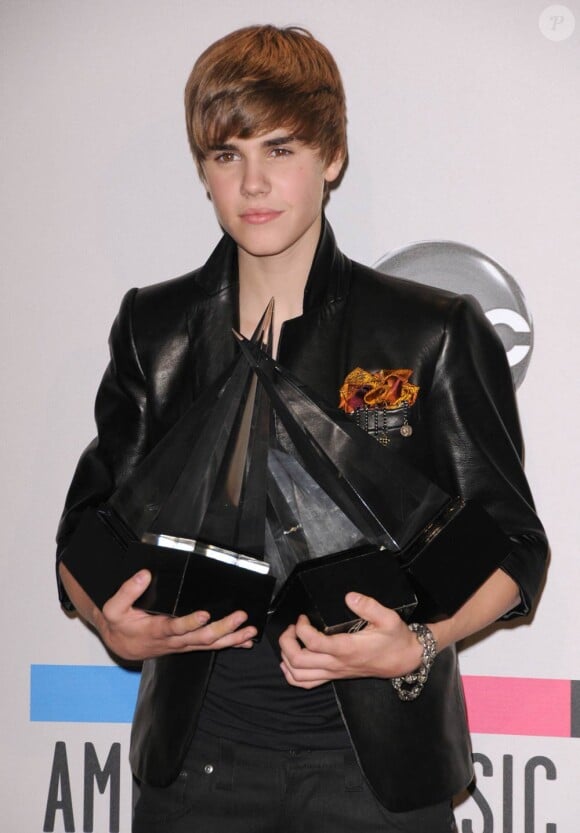 Justin Bieber à l'occasion des American Music Awards 2010, au Nokia Theatre de Los Angeles, le 21 novembre 2010.