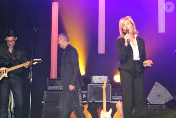 Fabienne Amaich interprète Besa Me lors d'un concert au profit de Mécénat Chirurgie Cardiaque, le 19 novembre 2010