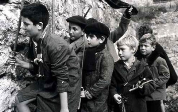 Des images de La guerre des boutons, l'immense succès d'Yves Robert sorti en 1962, qui sera remaké en 2011 par Yann Samuell.
