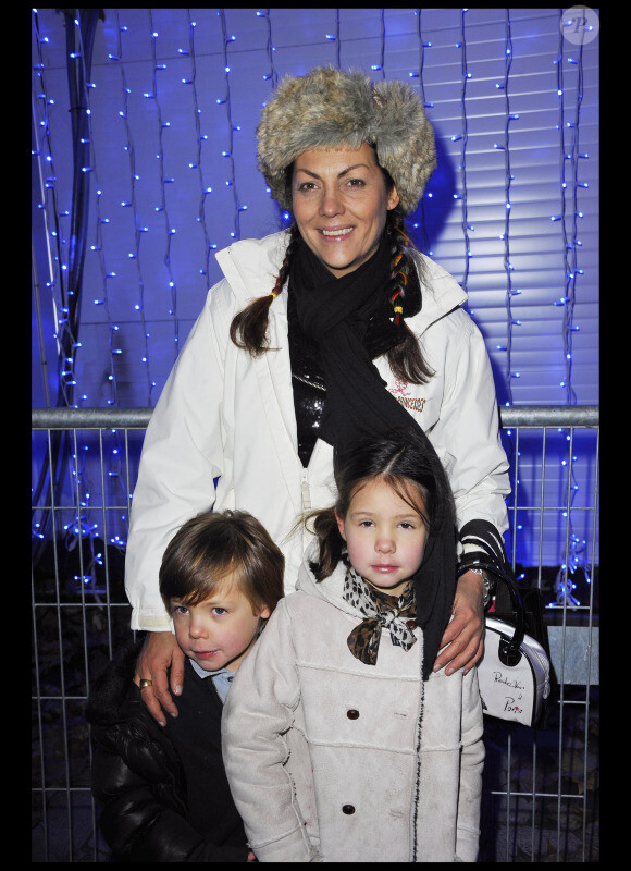Hermine de Clermont-Tonnerre et ses enfants à l'inauguration du village de Noël, à Paris, le mercredi 24 novembre 2010.