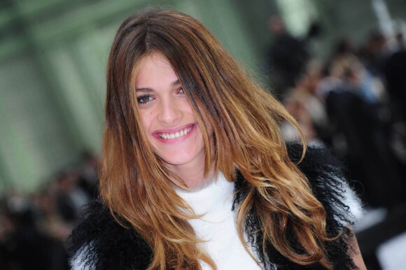 La belle Elisa Sednaoui, lors du défilé printemps/été 2011 de la maison Chanel, au Grand Palais, à Paris, le 5 octobre 2010.
