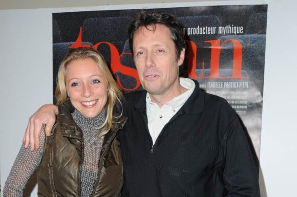 Antoine de Maximy et sa compagne Cécile à l'occasion de l'avant-première de Toscan, au cinéma L'Arlequin, à Paris, le 25 novembre 2010.