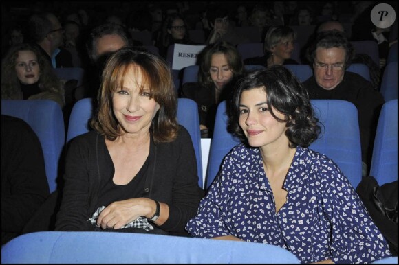 Nathalie Baye et Audrey Tautou à l'occasion de l'avant-première de Toscan, au cinéma L'Arlequin, à Paris, le 25 novembre 2010.