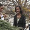 Michelle, Sasha et Malia Obama réceptionnent le sapin de Noël de la Maison Blanche. 26/11/2010