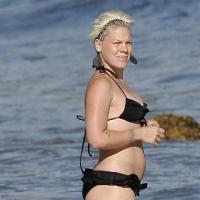 Pink : Enceinte, elle s'affiche en bikini sur la plage !