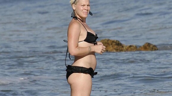 Pink : Enceinte, elle s'affiche en bikini sur la plage !
