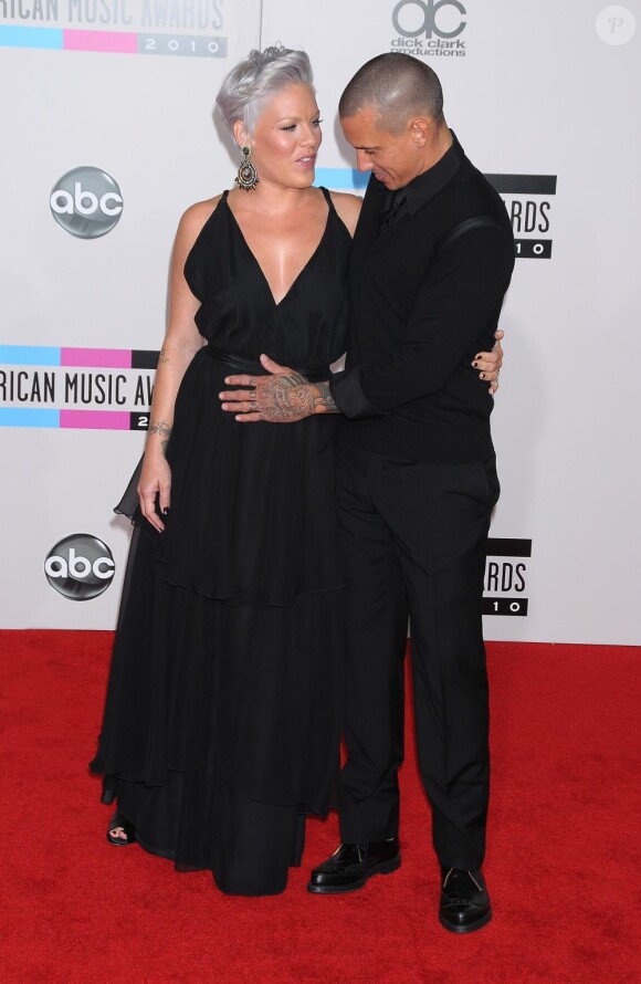 Pink et son mari Carey Hart aux American Music Awards, le 21 novembre 2010 à Los Angeles