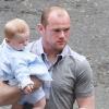 Coleen Rooney, son mari Wayne et leur petit Kai, le 31 mai 2010.
