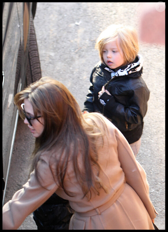 Angelina Jolie emmène trois de ses enfants à l'Aquarium de Paris le 30 novembre 2010, ici avec Shiloh