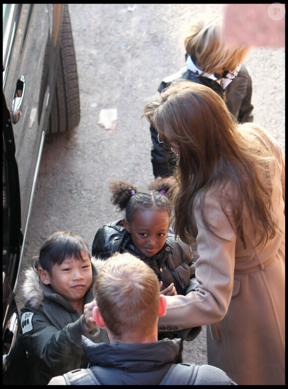 Angelina Jolie emmène trois de ses enfants Pax, Zahara et Shiloh, à l'Aquarium de Paris le 30 novembre 2010