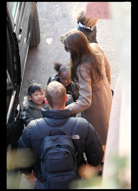 Angelina Jolie emmène trois de ses enfants, Pax, Zahara et Shiloh, à l'Aquarium de Paris le 30 novembre 2010