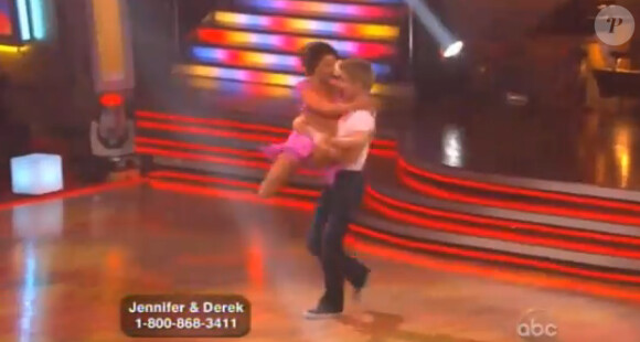 Jennifer Grey et son partennaire Derek Hough le soir de leur victoire de la 11e saison de Dancing with the stars
