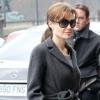 Quand Angelina Jolie joue la dame à Paris et choisit un joli dégradé de gris.