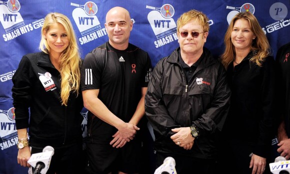 Anna Kournikova, Andre Agassi, Sir Elton John et Steffi Graf lors du WTT Smash Hits à Washington en novembre 2010