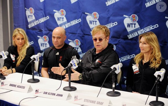 Anna Kournikova, Andre Agassi, Sir Elton John et Steffi Graf lors du WTT Smash Hits à Washington en novembre 2010