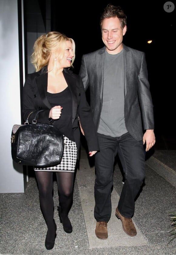 Jessica Simpson et son fiancé Eric Johnson sortent d'un anniversaire à West Hollywood, le 3 décembre 2010