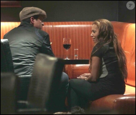 Mel B boit un verreau bar du Mayfair Hotel à Londres, en compagnie de l'acteur tamer Hussein, dont elle est très proche, le 23 novembre 2010
