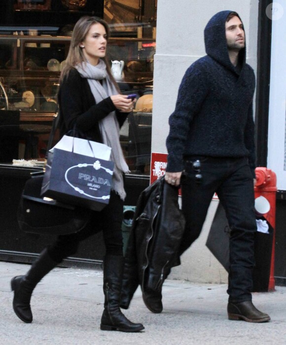 Alessandra Ambrosio et son compagnon Jaime Mazur dans les rues de New York en novembre 2010.