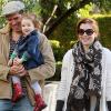 Alyson Hannigan et son mari Alexis Denisof promènent leur fille Satyana à West Hollywood en novembre 2010
