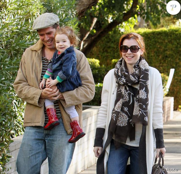 Alyson Hannigan et son mari Alexis Denisof promènent leur fille Satyana à West Hollywood en novembre 2010