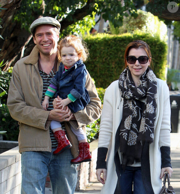Alyson Hannigan et son mari Alexis Denisof promènent leur fille Satyana à West Hollywood en novembre 2010