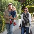  Alyson Hannigan et son mari Alexis Denisof promènent leur fille Satyana à West Hollywood en novembre 2010 