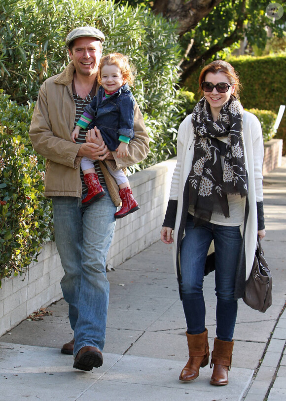 Alyson Hannigan et son mari Alexis Denisof promènent leur fille Satyana à West Hollywood en novembre 2010