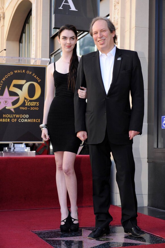 Hans Zimmer, ici avec sa fille Zoe, honoré par ses pairs, obtient son étoile sur le Walk of Fame de Hollywood Boulevard, à Los Angeles, le 8 décembre 2010.