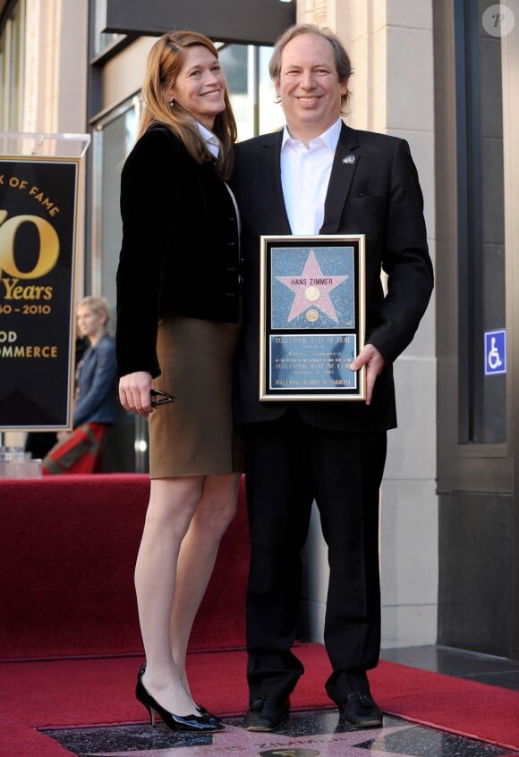 Hans Zimmer, ici avec sa femme Suzanne, honoré par ses pairs, obtient son étoile sur le Walk of Fame de Hollywood Boulevard, à Los Angeles, le 8 décembre 2010.